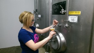 Gisi zapft die Kostprobe