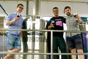 Gruppenbild vor der Invicta Brewery nach dem Gemeinschaftssud zwischen Brussels Beer Project, Invicta, Bierfabrik 