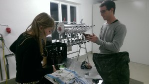 Alles handgemacht: Sebastian und Sanni beim Etikettieren