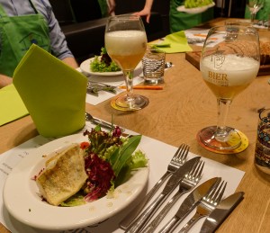 Vorspeise: Bunter Salat mit Weißbierdressing, gebratenem Zander und selbstgebackener Focaccia.